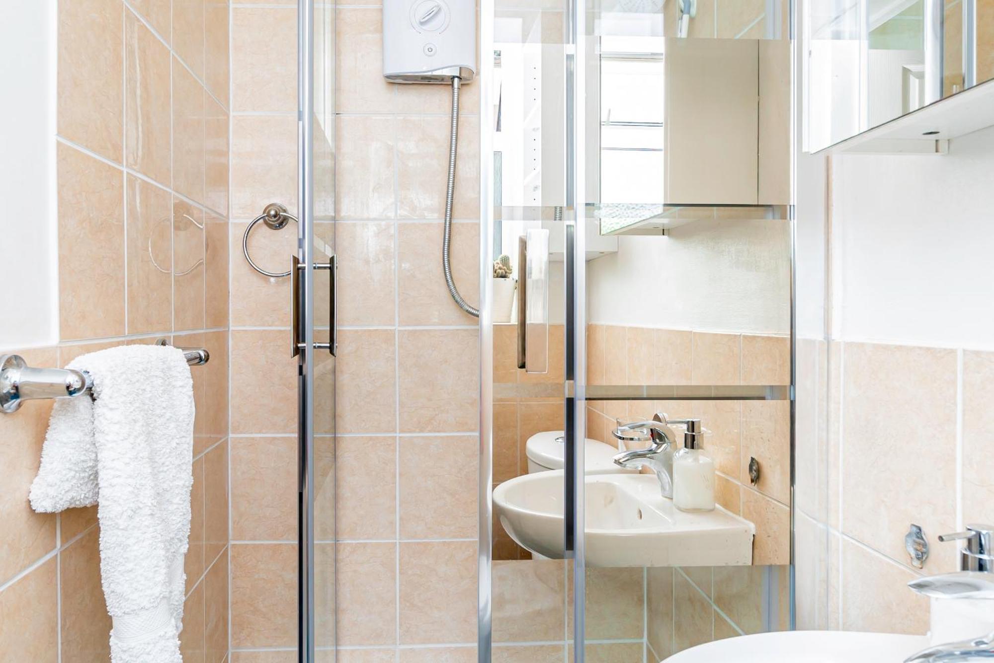 Earley Luxury Ensuite Room With Private Entrance Reading Dış mekan fotoğraf