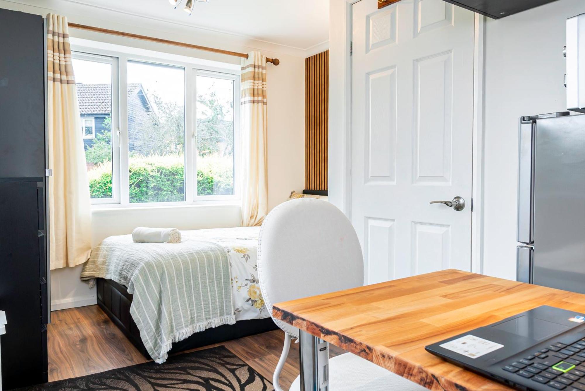 Earley Luxury Ensuite Room With Private Entrance Reading Dış mekan fotoğraf